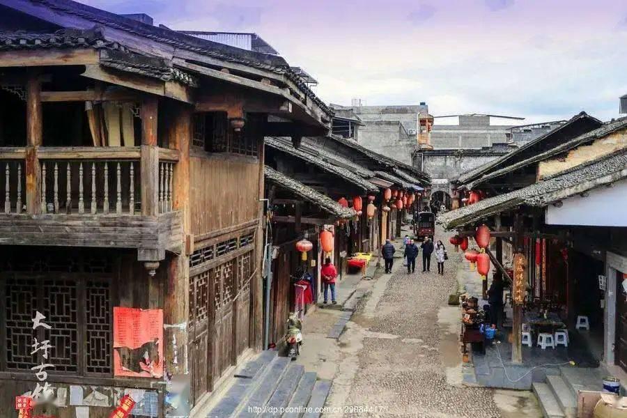 退伍乘坐飞机，战友吃完提供的糕点，大声说：空姐，我还没吃饱…